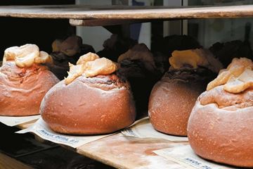 Pan de pueblo "Recetas e historias de los panes y panaderías de España"